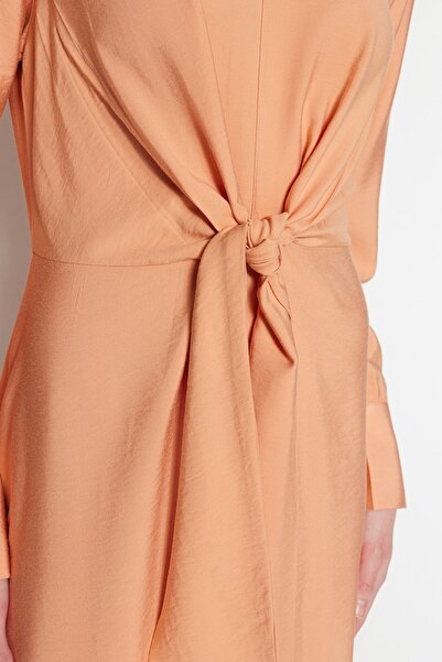 Trendyol Modest Světle oranžové tkané šaty do pasu TCTSS23EB00221