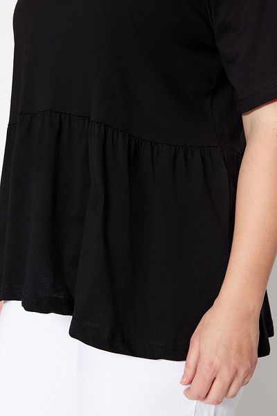 Trendyol Curve Schwarzes T-Shirt mit Rundhalsausschnitt, 100 % Baumwolle – TBBSS22TS2094