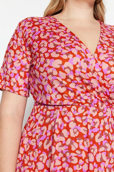 Trendyol Curve Zweireihiges, gestricktes Sommerkleid in Übergröße mit rosa Leopardenmuster – TBBSS23AH00119
