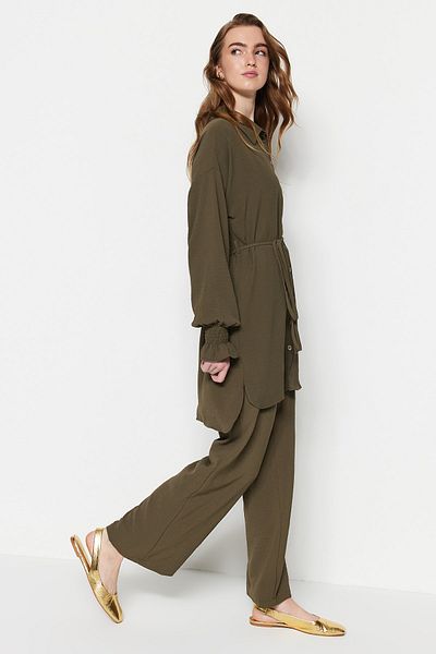 Trendyol Modest Khakifarbenes Aerobin-Hemd-Hosen-Set aus gewebtem Stoff mit Gürtel TCTSS23US00018