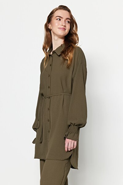 Trendyol Modest Khakifarbenes Aerobin-Hemd-Hosen-Set aus gewebtem Stoff mit Gürtel TCTSS23US00018