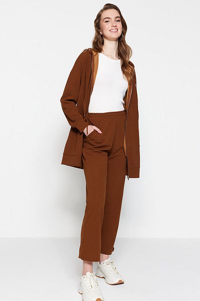 Trendyol Modest Übergroßes Set aus brauner Strickjacke mit Kapuze und gestricktem Trainingsanzug – mit Reißverschluss TCTSS21EM0091