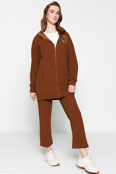 Trendyol Modest Übergroßes Set aus brauner Strickjacke mit Kapuze und gestricktem Trainingsanzug – mit Reißverschluss TCTSS21EM0091