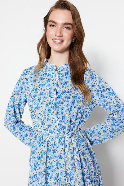 Trendyol Modest Hellblaues Kleid aus gewebtem Chiffon mit Blumenmuster, Gürtel, Stehkragen und Futter TCTSS21EL3346