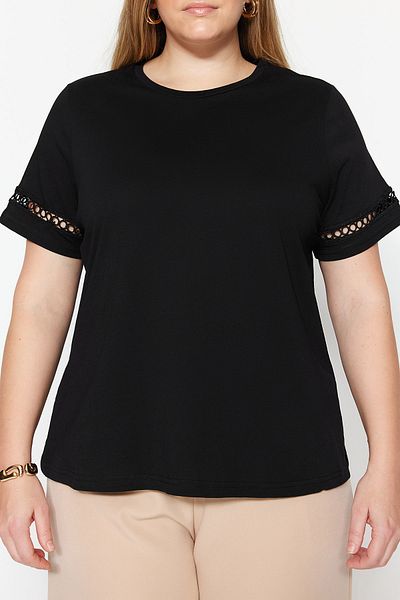 Trendyol Curve Schwarzes Baumwoll-T-Shirt mit Rundhalsausschnitt und Spitzendetail - TBBSS23BF00009