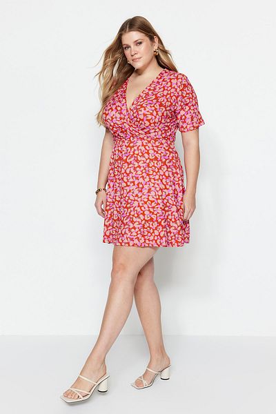 Trendyol Curve Zweireihiges, gestricktes Sommerkleid in Übergröße mit rosa Leopardenmuster – TBBSS23AH00119