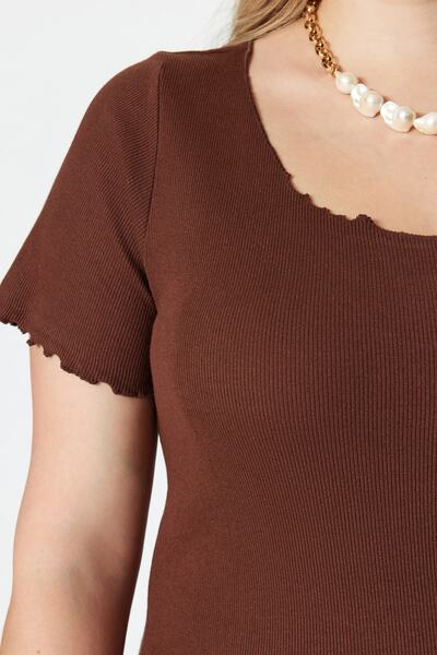 Trendyol Curve Πλεκτό T-shirt με λαιμόκοψη σε καφέ κορδόνι TBBSS23BF00010