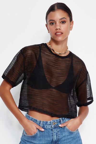 Trendyol Collection Czarna tiulowa koszulka o luźnym kroju z okrągłym dekoltem i szerokim dekoltem TWOSS23TS00015