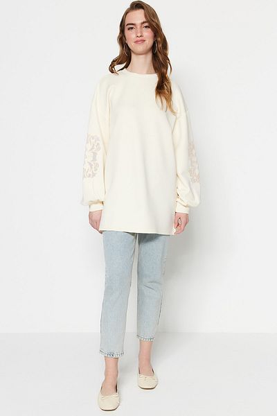 Trendyol Modest Ecrufarbenes Taucher-Sweatshirt mit Stickereidetail - TCTSS23UK00042