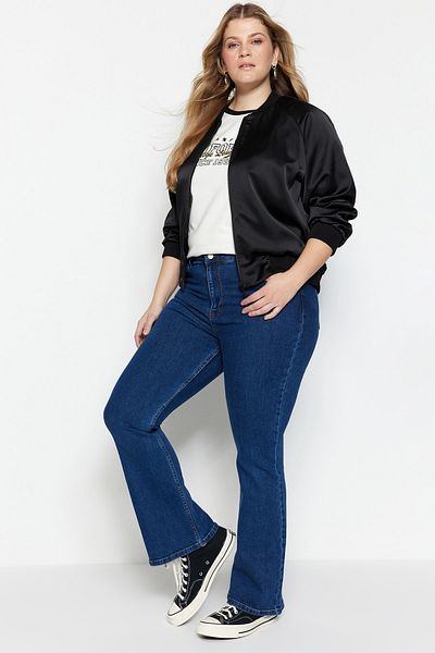 Trendyol Curve Blaue Jeans mit spanischem Bein und hoher Taille TBBSS23CJ00004