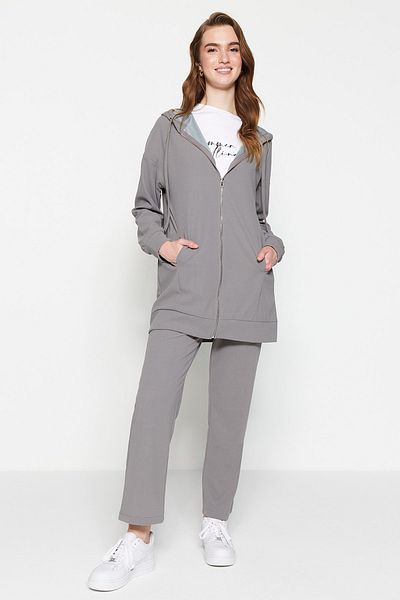 Trendyol Modest Übergroßes Set aus grauer Strickjacke mit Kapuze und Jogginghose – mit Reißverschluss TCTSS21EM0091