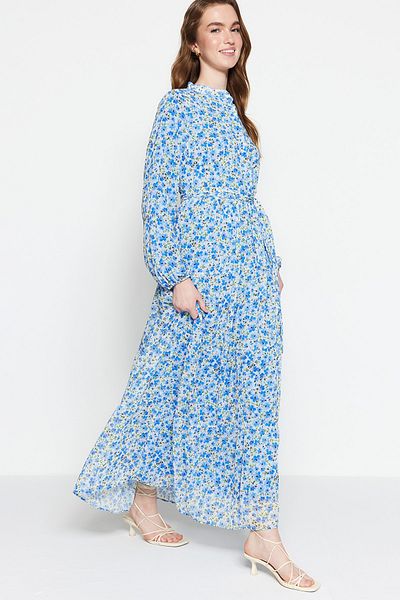 Trendyol Modest Hellblaues Kleid aus gewebtem Chiffon mit Blumenmuster, Gürtel, Stehkragen und Futter TCTSS21EL3346