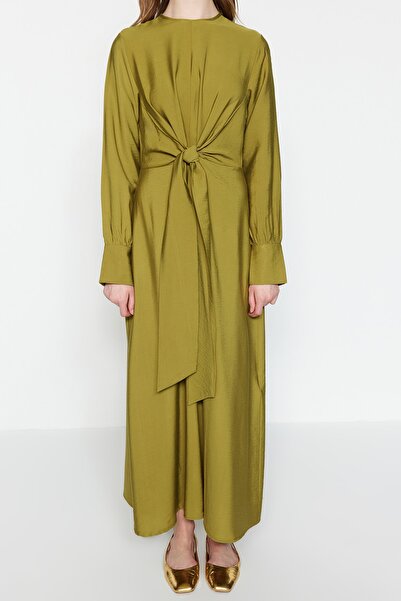 Trendyol Modest Sukienka w kolorze oliwkowej zieleni, wiązana w talii, szczegółowo tkana TCTSS23EB00221