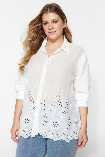 Trendyol Curve Weißes, gewebtes Hemd mit Muscheldetails TBBSS23AX00004