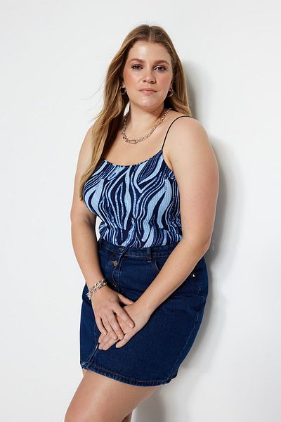 Trendyol Curve Синя блузка на бретелях з візерунком Orme Crop Plus Size TBBSS23AF00010