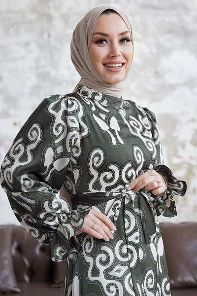 InStyle فستان ستان منقوش بحزام من أماريس - كاكي
