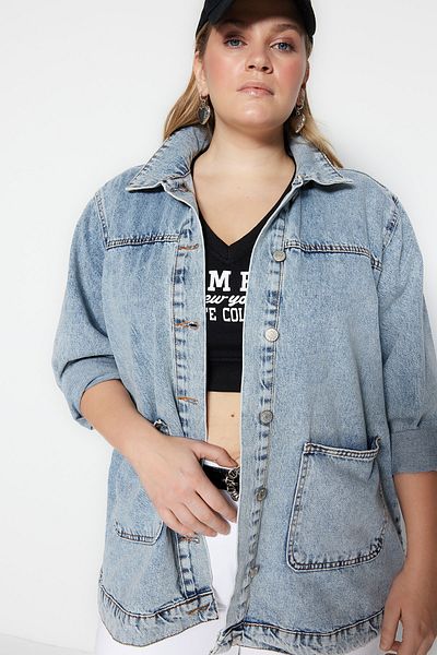 Trendyol Curve Hellblaue Boyfriend-Jeansjacke mit Taschen TBBSS23AG00000