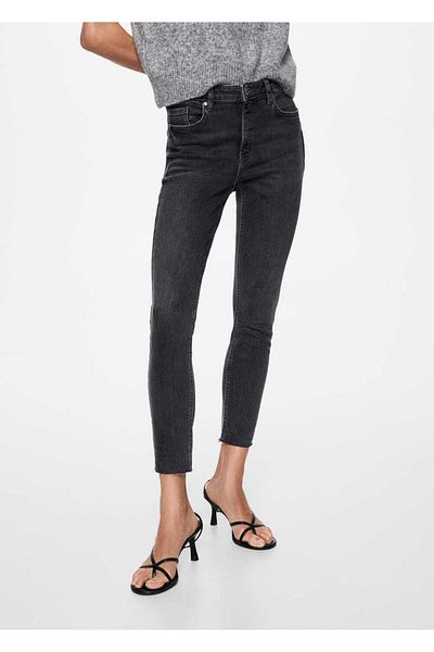 MANGO Woman Röhrenjeans mit kurzem Schnitt