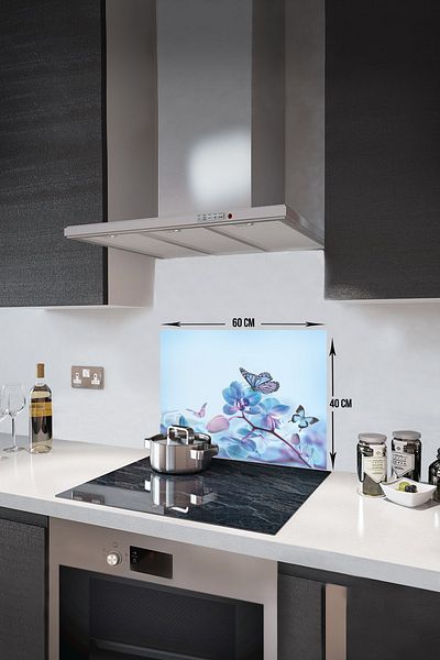 Decorita Protector de spate pentru aragaz din sticla |   Model de flori albastre și fluturi |   40 cm X 60 cm