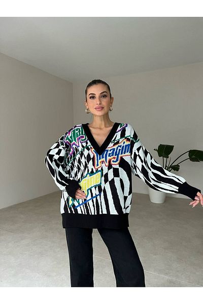 S&A Collectionn Pulover de damă, cu decolteu în V, cu litere și model în carouri, largi, negru alb