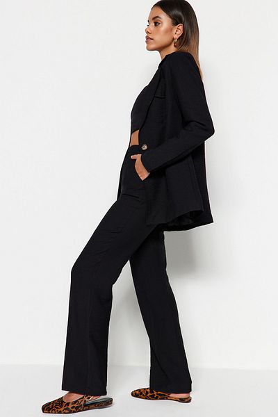 Trendyol Collection Schwarze, gerade geschnittene, gewebte Hose mit hoher Taille TWOSS23PL00067