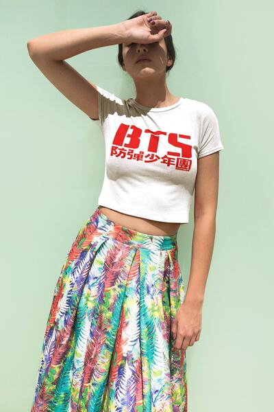 ROCKANDROLL Tricou BTS Crop alb scurt pentru femei 1M1CW163FB