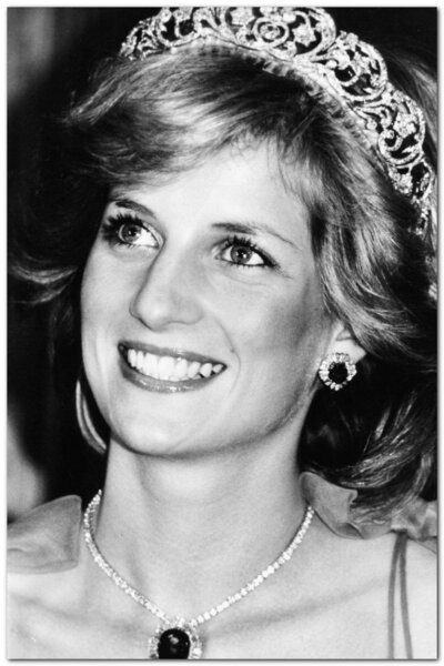 Cakatablo Ahşap Tablo Princess Diana Tacı Ve Kolyesi (50x70 Cm Boyut)