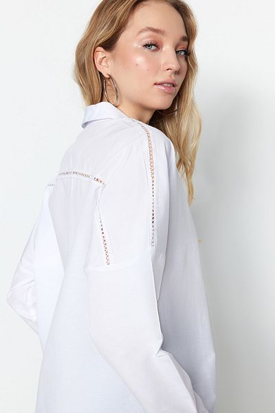 Trendyol Collection Fehér Oversize szőtt ing csipkével a vállán TWOSS23GO00034