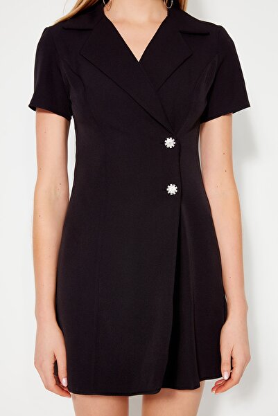 Trendyol Collection Tkané tkané šaty s černým knoflíkem TWOSS23EL00115