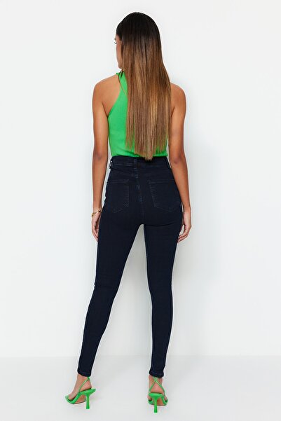 Trendyol Collection Éjszakai kék, testhez simuló, rugalmas, szuper magas derekú, rugalmas skinny farmernadrág TWOSS23JE00080