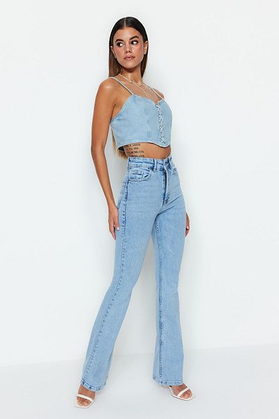 Trendyol Collection Hellblaue, mehr haltbare, ausgestellte Jeans mit hoher Taille TWOSS23JE00063