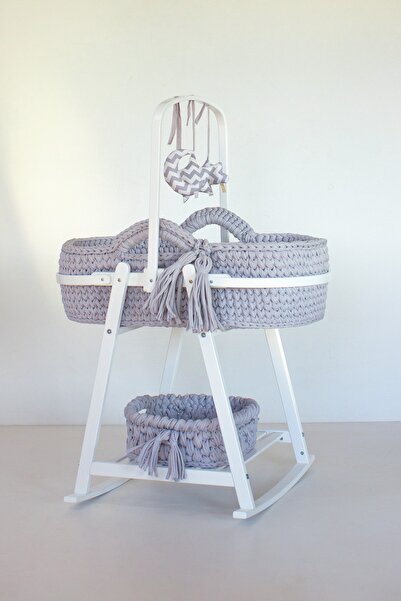 Babycom Beyaz Ahşap Izgaralı Çemberli Beşik Standı Gri Örgü Sepet Kumaş Oyuncak