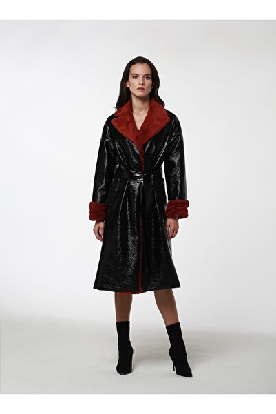 TARA COŞKUNTUNCEL Siyah Rugan Kürk Detaylı Palto