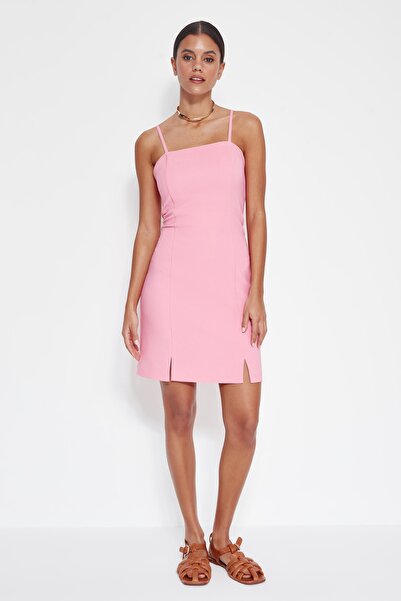 Trendyol Collection Rózsaszín, egyenes szabású mini szőtt hasított, részletes szövött ruha TWOSS23EL00142