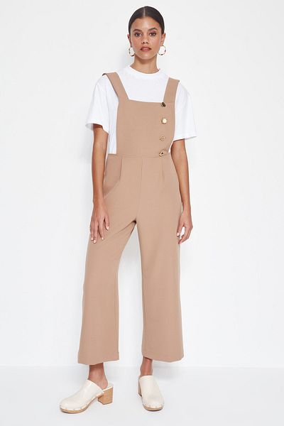 Trendyol Collection Nerzfarbener gewebter Jumpsuit mit Knopfdetail und quadratischem Kragen TWOSS19LJ0356
