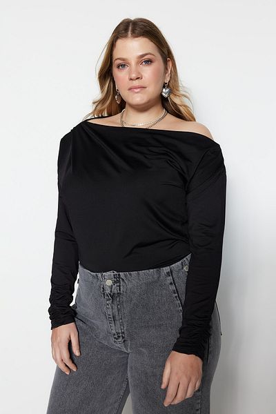 Trendyol Curve Černá potápěčská pružná pletená halenka na ramenou TBBAW23AF00010