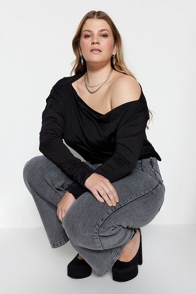 Trendyol Curve Černá potápěčská pružná pletená halenka na ramenou TBBAW23AF00010