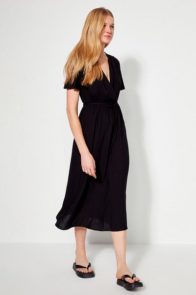 Trendyol Collection Μαύρο υφασμάτινο φόρεμα με διπλό στήθος σε λαιμόκοψη A-Cut TWOSS23EL00741