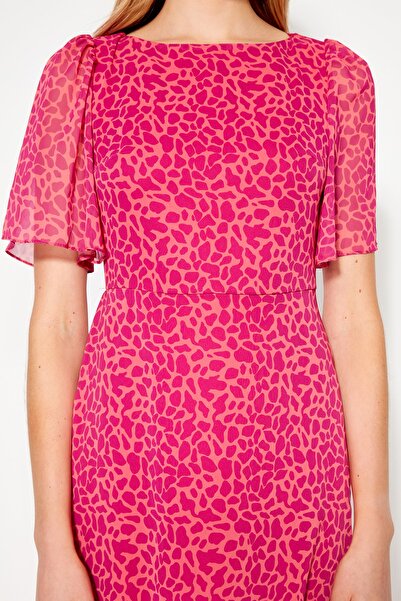 Trendyol Collection Fuchsiafarbenes, mit Tiermuster besetztes A-Linien-Kleid mit Engelsärmeln, gefüttertes Chiffon-Flight-Flight-Woven-Midikleid TWOSS23EL01372
