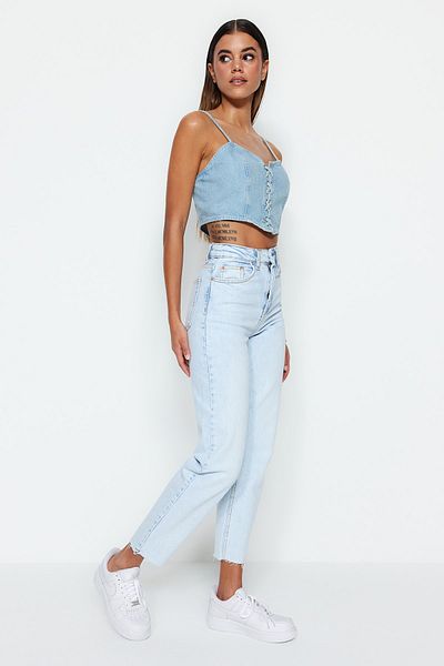 Trendyol Collection Hellblaue, mehr haltbare, schmale Mom-Jeans mit hoher Taille TWOSS23JE00094