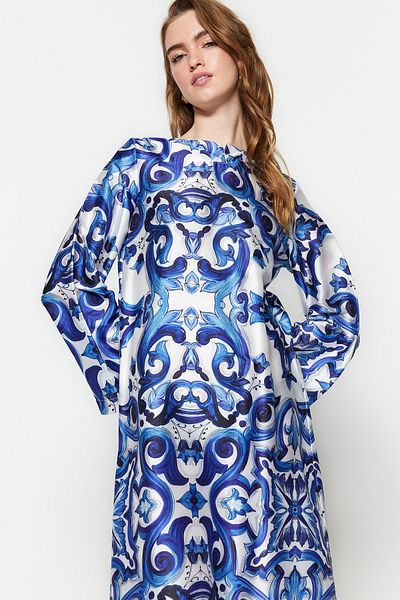 Trendyol Modest Abendkleid mit ethnischem Muster und blauer Satinoberfläche TCTSS23DB00028