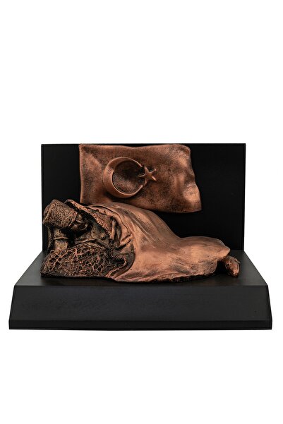 ATOLYECLARTE Atatürk Heykeli Karda Yatan Atatürk