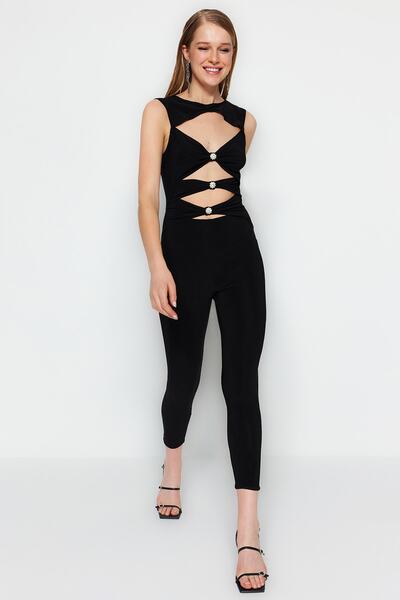 Trendyol Collection Schwarzer gestrickter Jumpsuit mit Fenster-/Cut-Out-Detail TPRSS23TU00019