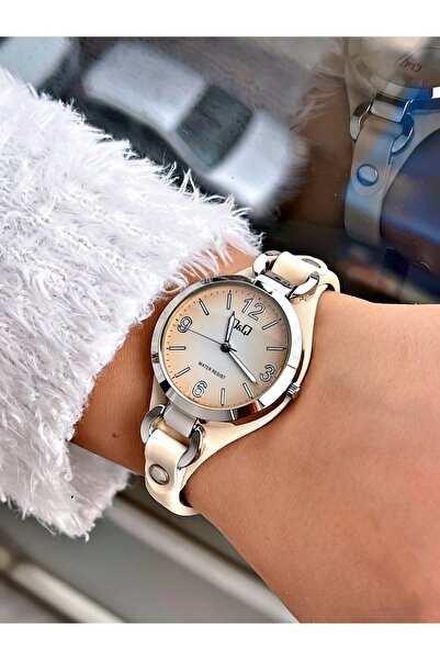 Q&Q ساعة يد نسائية بسلك جلدي Q882j24y