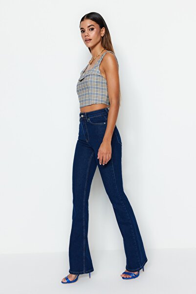 Trendyol Collection Tartósabb sötétkék magas derekú, kényelmes/rugalmas trapéz farmernadrág TWOSS23JE00063