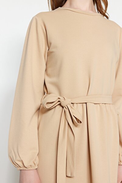 Trendyol Modest Μπεζ πλεκτό φόρεμα με ζώνη TCTSS23EB00100