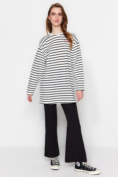 Trendyol Modest Pletená pruhovaná oversize tunika – černá s detailem výšivky TCTSS23UK00034