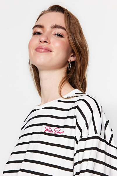 Trendyol Modest Pletená pruhovaná oversize tunika – černá s detailem výšivky TCTSS23UK00034