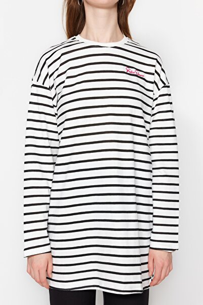 Trendyol Modest Pletená pruhovaná oversize tunika – černá s detailem výšivky TCTSS23UK00034