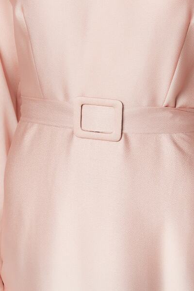 Trendyol Modest Světle růžové saténové večerní šaty s páskem TCTSS23DB00019